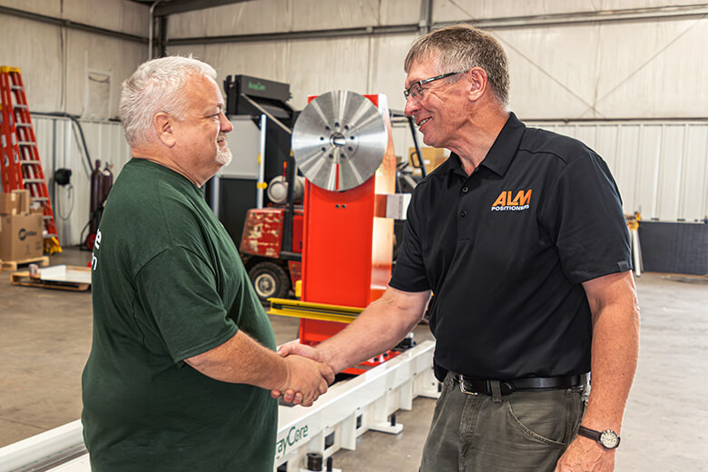 dos hombres se dan la mano